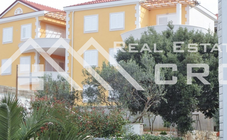Solta properties - Large apartment house in the immediate vicinity of the sea and a beach, for sale