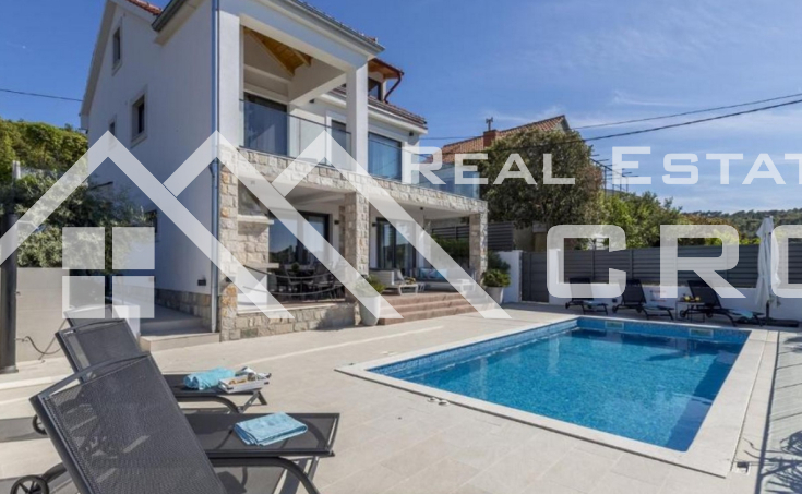 Luxuriously appointed villa in a quiet location with a beautiful sea view, for sale (12)