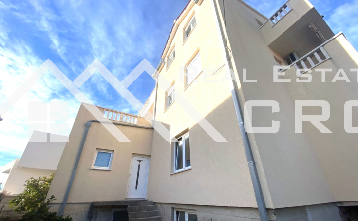 Apartment house with potential, in a great location with a beautiful view and near the sea, (8)