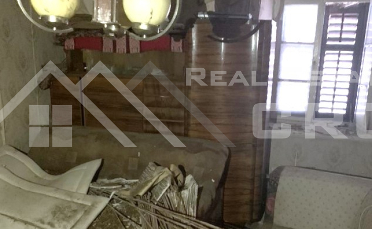 Historic stone house for renovation, placed in the first row to sea in Kastela, for sale (2)