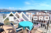 Elegantly appointed apartment in an excellent location boasting a wonderful view of the sea (9)