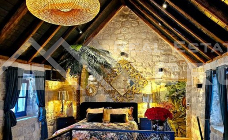Kastela Immobilien – Wunderschön renoviertes Steinhaus in sehr attraktiver Lage, über dem Meer und einem schönen Strand, zum Verkauf