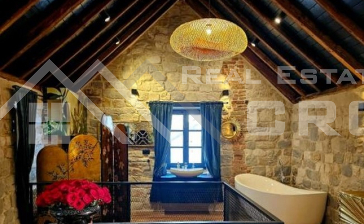 Beautifully renovated stone house in a very attractive location, above the sea and a lovely beach (3)