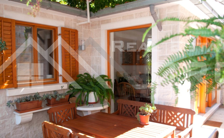 Brac properties - Furnished two-bedroom apartment with a spacious yard and a summer kitchen, for sale