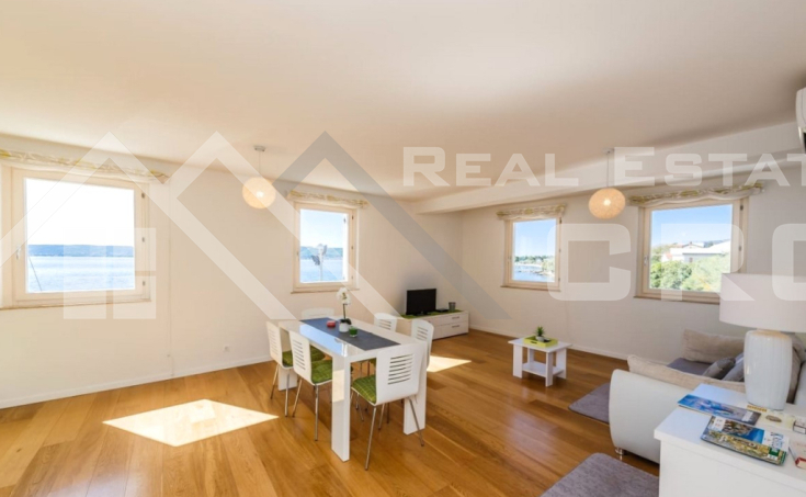 Kastela Immobilien – Wunderschöne Zwei-Zimmer-Wohnung mit Aussicht, direkt über dem Meer und einem Strand, zum Verkauf