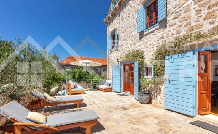 Beautifully renovated historic villa with a wonderful sea view, for sale (15)