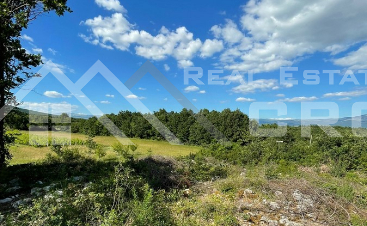 Spacious building land in a peaceful and scenic environment, near Sinj, for sale