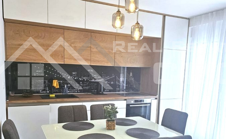 Ciovo Immobilien – Elegant eingerichtete Zwei-Zimmer-Wohnung mit Balkon, zum Verkauf