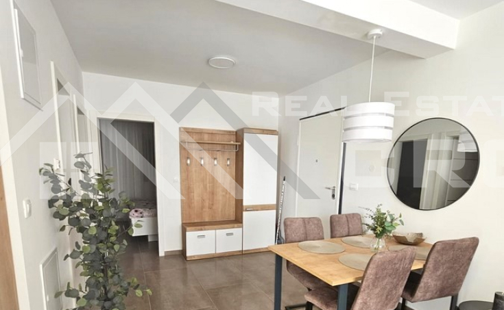 Ciovo Immobilien – Charmante Zwei-Zimmer-Wohnung mit Terrasse, zum Verkauf