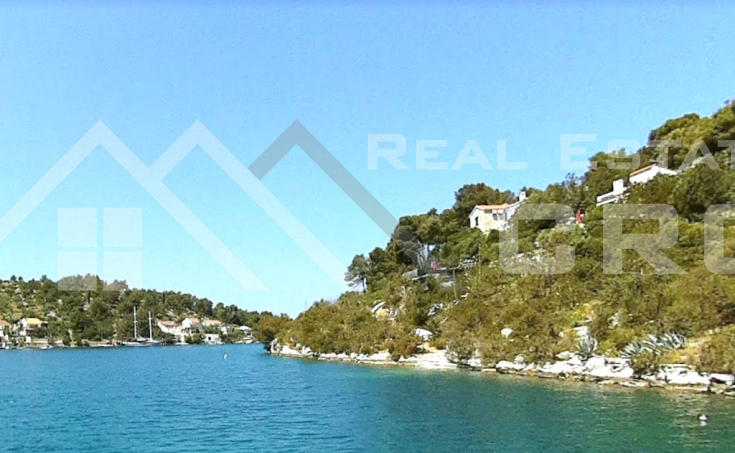 Brac Immobilien – Baugrundstück in erster Reihe zum Meer, in einer ruhigen Bucht auf der Insel Brač, zum Verkauf