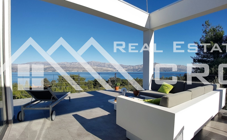 Brac Immobilien - Moderne Villa mit Swimmingpool, in einer ruhigen Umgebung mit wunderschönem Blick auf das Meer, zum Verkauf