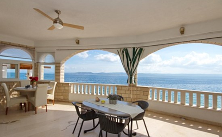 Beautiful apartment villa with restaurant, first row to the sea (1)